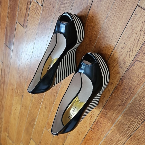 MICHAEL KORS SIZE 7.5 Striped Wedge shoe - Picture 3 of 3